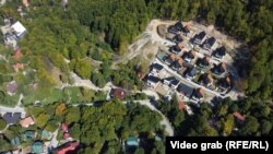 Tužilaštvo veruje da je samo Bratislav Nikolić, kroz izdavanje nelegalnih dozvola za gradnju vila, stekao preko milion eura. Tužilaštvo je saopštilo da će objekti, koji su izgrađeni bez dozvole, biti privremeno zaplenjeni. 