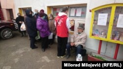 Ljudi čekaju na pomoć ispred Javne kuhinje "Mozaik prijateljstva", Banja Luka (30. decembar 2021.)