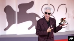 ...„ოქროს ლომს“ ნამდვილად არ მოველოდით. ჯიმიც არ ელოდა. სცენაზე ავიდა და სამადლობელი სიტყვა ასე დაიწყო: „ohh Shiiiiit”…