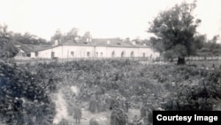 Польские военнопленные во временном лагере. Тереспольское укрепление Брестской крепости, сентябрь 1939 г.