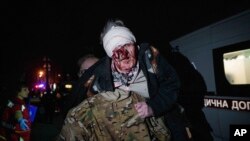 უკრაინელ სამხედროს გადაჰყავს დაშავებული ქალი, რომელიც სახლის ნანგრევებიდან ამოიყვანეს რუსეთის საჰაერო თავდასხმის შემდეგ, კიევის საცხოვრებელ უბანში. 24 აპრილი, 2025.