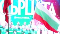 "Единственият добър пример за България". Как хиляди хора посрещнаха волейболистите на площада