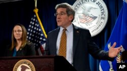 جاشوا لِوی، دادستان فدرال، و جودی کوهن، مقام افبیآی، در کنفرانس خبری دوشنبهشب در بوستون، مرکز ایالت ماساچوست