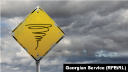 ДСНС повідомляла, що в Києві ввечері 14 січня одна людина загинула, ще одна – постраждала внаслідок падіння дерева на автомобіль через сильний вітер