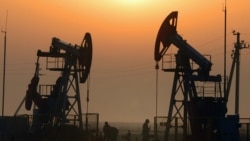 Экономическая среда: рубль отдалился от барреля Экономическая среда: рубль отдалился от барреля