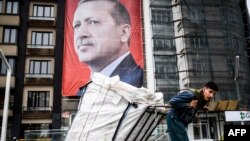 Taksim trg u Istanbulu izlijepljen plakatima turskog predsjednika, mart 2017.