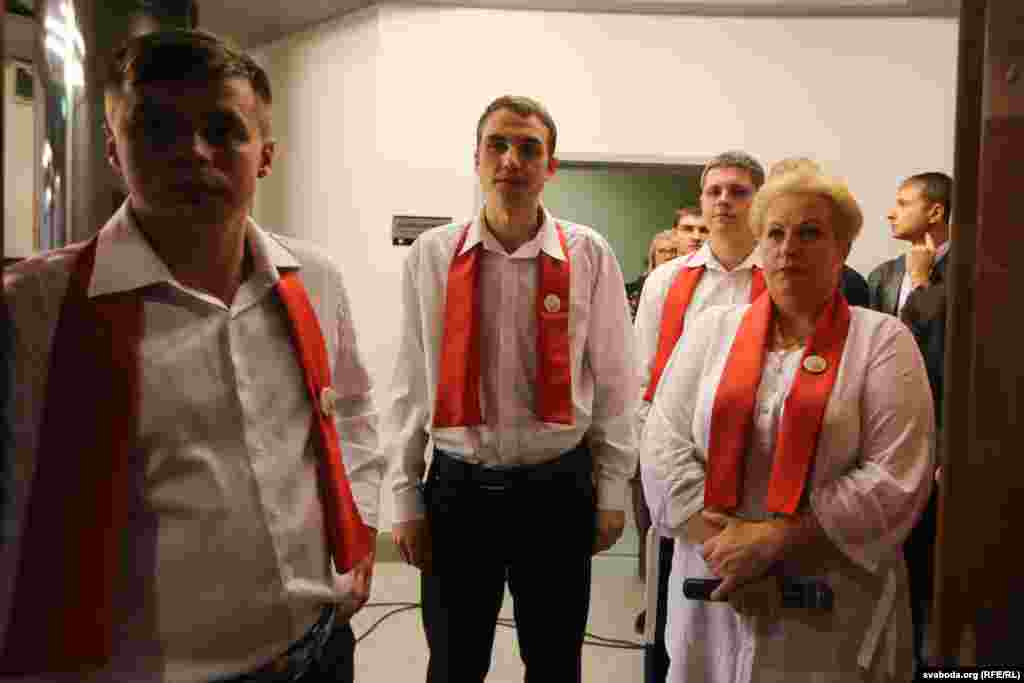 Участники художественной самодеятельности в кулуарах съезда