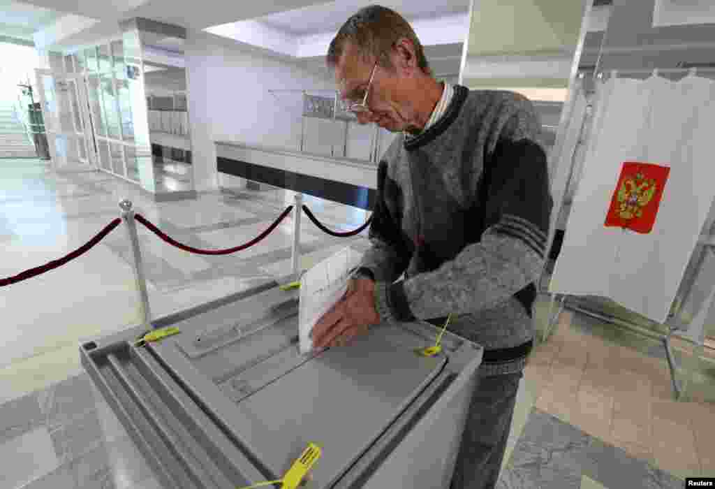 Kremlj je izvršio niz poteza na ukrajinskim teritorijama pod svojom kontrolom a koje izazivaju dubok skepticizam u pogledu bilo kakvog legitimiteta tih glasova. - na fotografiji: prizor sa biračkog mjesta prvog dana montiranog referenduma o pridruživanju regiona Ukrajine pod ruskom kontrolom Rusiji, u Sevastopolju, na Krimu, 23. septembar 2022.