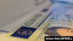 Kosovo je jedina zemlja Zapadnog Balkana čiji građani ne uživaju slobodu kretanja u Šengen zoni i čeka na ovaj korak već dekadu, jer je Mapu puta o ukidanju viza dobilo još 2012.