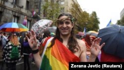 Jedan od "osumnjičenih" učesnika Evroprajda iz Italije sa vencem od trnja, ogrnut zastavom duginih boja, Beograd, 17. septembar 2022.
