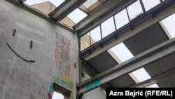 Prilaz napuštenoj zgradi je otežan u nastojanju da migranti budu smješteni u migrantski centar Lipa kod Bihaća, no migranti i dalje dolaze tu. Velika Kladuša, 16. september, 2022.