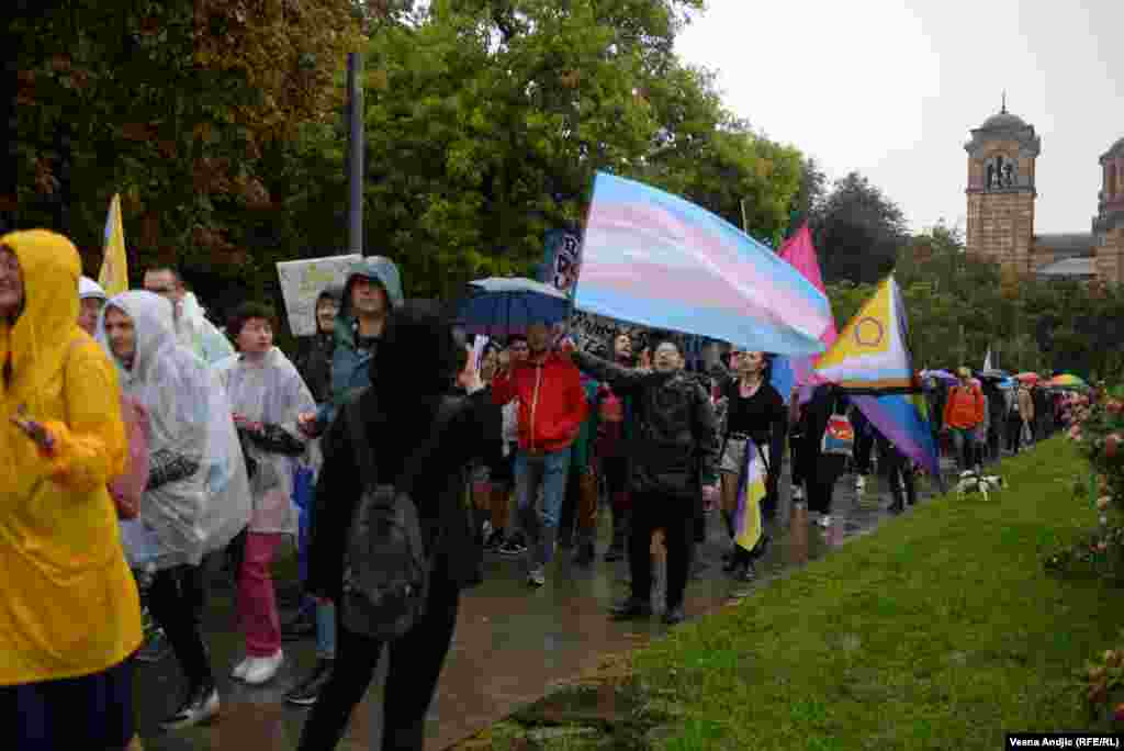 Učesnici Evroprajda šetaju ulicama Beograda.