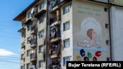 Zgrada u Plemetini u kojoj žive Romi (septembar 2022.)