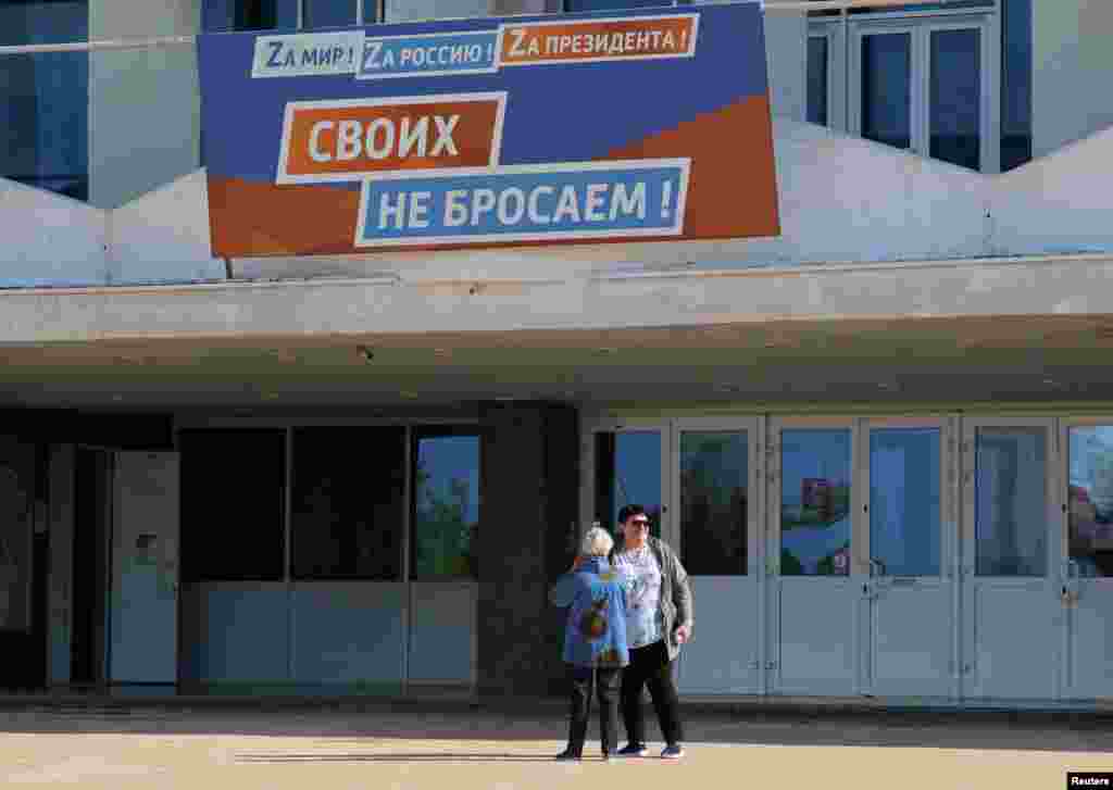 Američki državni sekretar Antony Blinken je nastojanje Rusije da pripoji još ukrajinske teritorije nazvao &quot;još jednom opasnom eskalacijom, kao i odbacivanjem diplomatije&quot;. - na fotografiji: žene stoje ispred biračkog mjesta tokom prvog dana montiranog referenduma o pridruživanju regiona Ukrajine pod ruskom kontrolom Rusiji, u Sevastopolju, na Krimu, 23. septembar 2022.