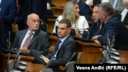 Koalicioni partneri Vojislav Mihailović i Miloš Jovanović u skupštinskim klupama