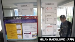 Muškarac dolazi na biračko mjesto da glasa tokom prošlih Općih izbora u Bosni i Hercegovini, Banja Luka, 7. oktobra 2018.