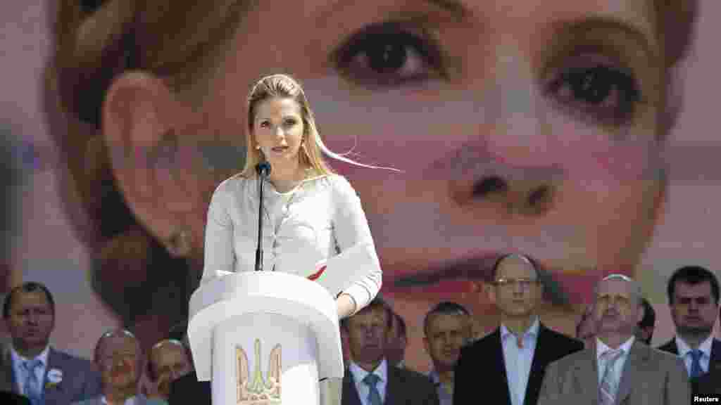 Виступає Євгенія Тимошенко, донька ув’язненого Прем’єр-міністра Юлії Тимошенко, з посланням до опозиції від своєї матері. Форум об’єднаної опозиції, Київ, 12 травня 2012 року