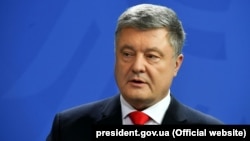 Президент України і кандидат на цю посаду Петро Порошенко на прес-конференції у Берліні, 12 квітня 2019 року