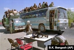 Talibanska milicija pretražuje vozila na jednom od svojih kontrolnih punktova u blizini Čarikara u Afganistanu, oko 70 kilometara sjeverno od Kabula, 3. oktobra 1996.