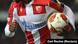 Logo ruske kompanije Gasprom na dresu igrača Fudbalskog kluba Crvena zvezda iz Srbije na meču sa škotskim klubom Rejndžers (Rangers) u okviru takmičenja Liga Evrope u Glazgovu 10. marta 2022.