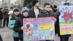 У Луганську на одній площі зібралися і прихильники, і противники Євромайдану У Луганську на одній площі зібралися і прихильники, і противники Євромайдану