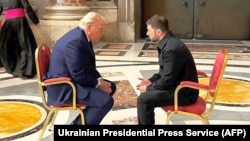 ტრამპი და ზელენსკი 15 წუთის განმავლობაში საუბრობდნენ 26 აპრილს ვატიკანში, რომის პაპის დაკრძალვაზე ჩასულები.