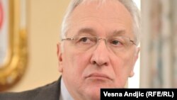 "Srbija već plaća određenu cenu pred međunarodnim partnerima", ocenjuje Ivan Vujačić, bivši ambasador Srbije u SAD, komentarišući oklevanje vlasti u Beogradu da uvede sankcije Rusiji.