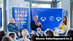 Jobbról: Inotai Edit moderátor, Navracsics Tibor és Balázs Péter az Európa Pontban