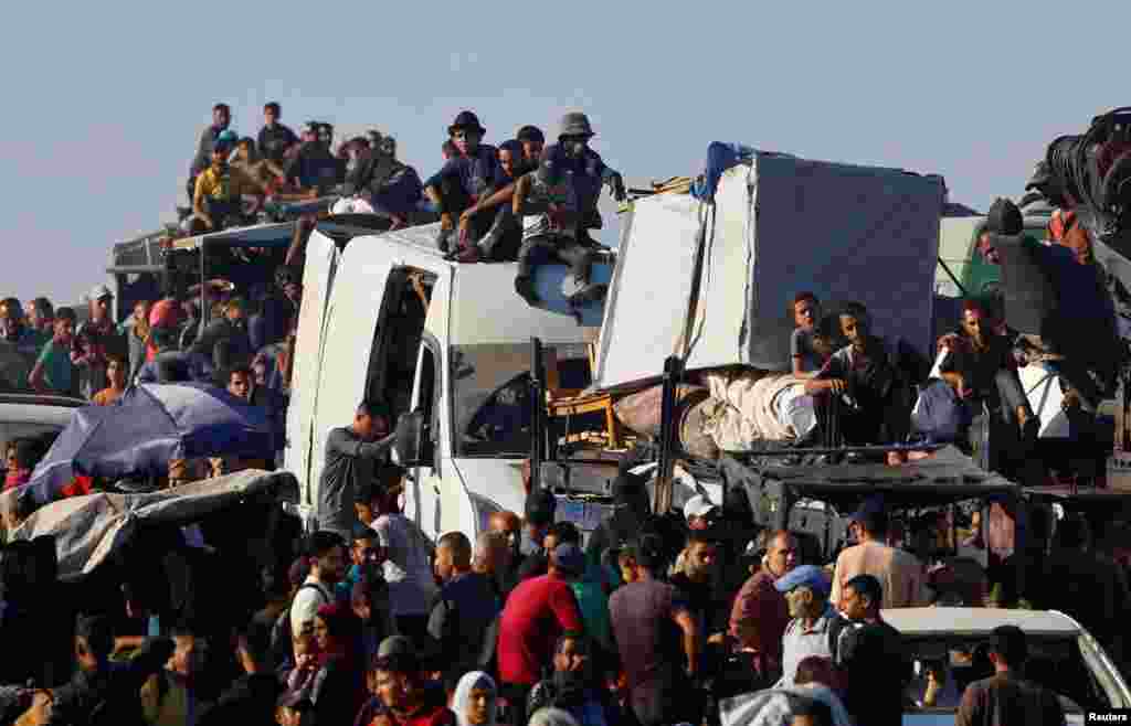 Палестинцы, которые были перемещены в южную часть Газы по приказу Израиля, идут по дороге, возвращаясь на север, на фоне прекращения огня между Израилем и ХАМАС в Газе, 11 октября 2025 года. REUTERS/Mahmoud