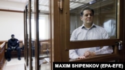 Російські силовиви затримали українського журналіста Романа Сущенка восени 2016 року