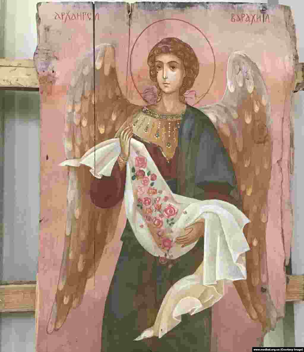 Архангел Варахиїл, намальований на фрагменті ящика з боєприпасами, який подарували подружжю художників українські морські піхотинці, дислоковані в Маріуполі. Із 2015 року Клименко і Атлантова зібрали щонайменше 300 000 доларів, продавши свої роботи для допомоги у фінансуванні польового госпіталю на Донбасі