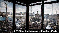 Tadašnji predsjednik Viktor Janukovič potpisao je sporazum s protivnicima koji je trebao zaustaviti krizu, ali je 22. februara napustio ured ukrajinskog predsjednika i pobjegao u Rusiju. Tužitelji u Kijevu od tada su podnijeli optužbe protiv Janukoviča, uključujući veleizdaju, poduzimanje namjernih radnji koje su prekršile suverenitet i teritorijalni integritet Ukrajine i saučesništvo s ruskim vlastima.