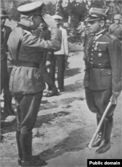 Німецький генерал Еберхардт приймає капітуляцію гарнізону Вестерплатте у його командира майора Сухарского