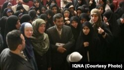 Igbala Huduti Beriša (druga s leva) u društvu bivšeg predsednika Irana Mahmuda Ahmadinedžada