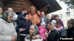 Владыка Климент с прихожанами в деревянном храме УПЦ в Евпатории. Аннексированный Крым, 10 апреля 2018 года