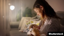 Илустрација - Мајка со новороденче