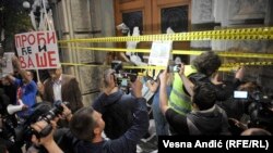 Učesnici protesta ispred zgrade Vlade Srbije, 25. april 2017.