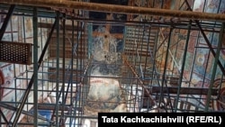 გელათი ხარაჩოებში, ინტერიერი