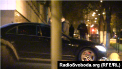 «Мерседес», яким користується депутат Сергій Пашинський, виїжджає від МВС