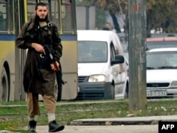 Mevlid Jašarevic tokom napada na Američku ambasadu u Sarajevu 28. oktobra 2011. godine