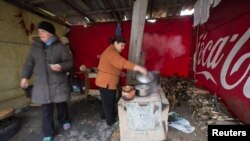 Жінки готують їсти в імпровізованій кухні на околиці Донецька, 21 жовтня 2014 року