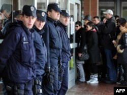 Policija ispred sudnice tokom suđenja za ubistvo Brisa Tatona, 2011.