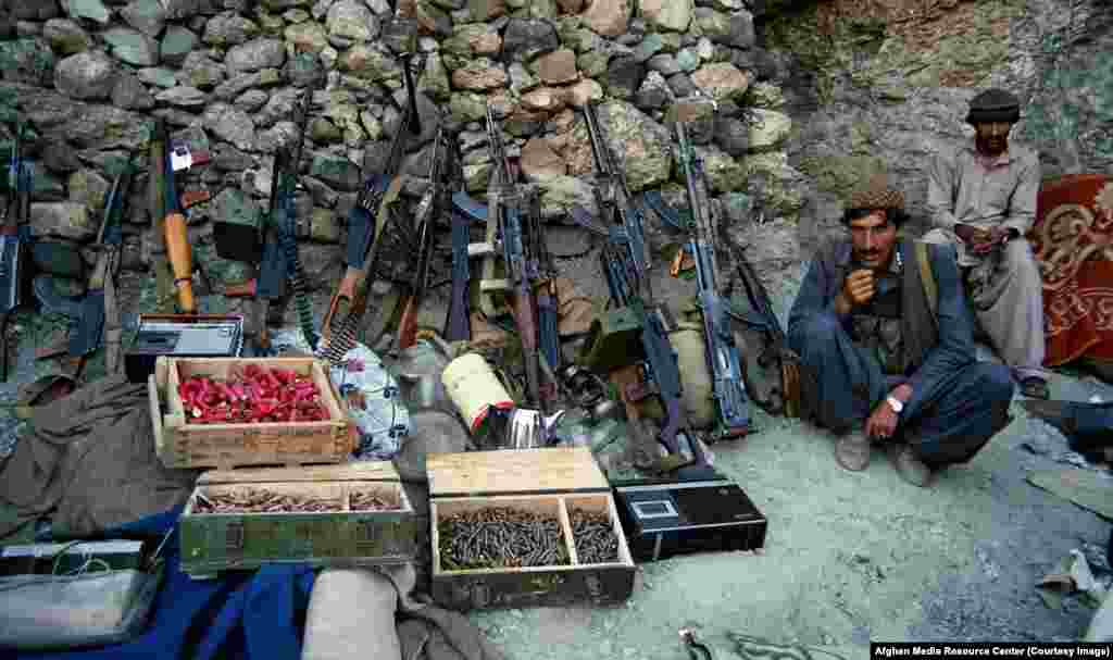 Pripadnici anti-sovjetskih “mudžahedina” sa zalihom oružja i municije nakon što je suprotstavljanje džihadističkih boraca Sovjetima postalo bjelodano. Navodno je CIA 1979. godine počela tajno da podržava muslimanske militantne grupe koje su cijelu sljedeću deceniju proveli boreći se protiv Sovjeta.