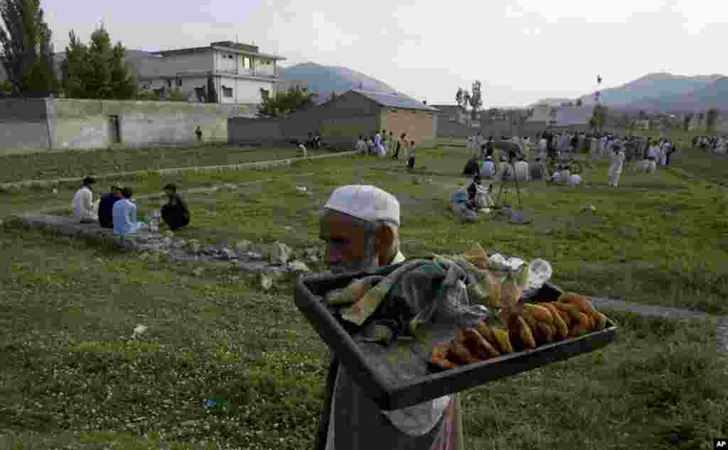 Обійстя відразу перетворилося на місце «паломництва» прихильників радикальних ісламських ідей, а ще більше просто цікавих