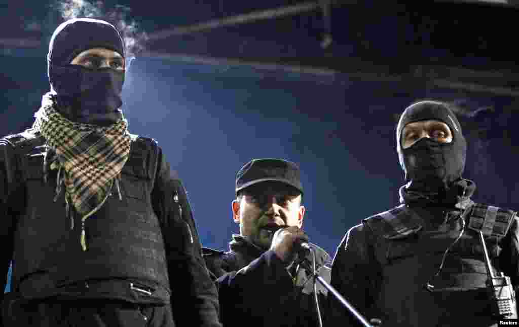 Дмитро Ярош виголошує заяву, що «Правий сектор» не складе зброю, допоки Янукович не піде у відставку. Київ, майдан Незалежності