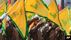 Borci Hezbolaha na sahrani komandira Ismaila Baza koji je poginuo i izraelskom napadu dronovima u južnom Libanu, 17. april 2024.