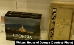 ლონდონის წიგნის ბაზრობაზე საქართველოს ეროვნული სტენდის ერთ-ერთი თარო