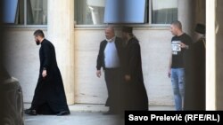 Saradnici mitropolita Amfilohija ispred policijske stanice u Podgorici nakon njegovog privođenja, 12. aprila 2020.