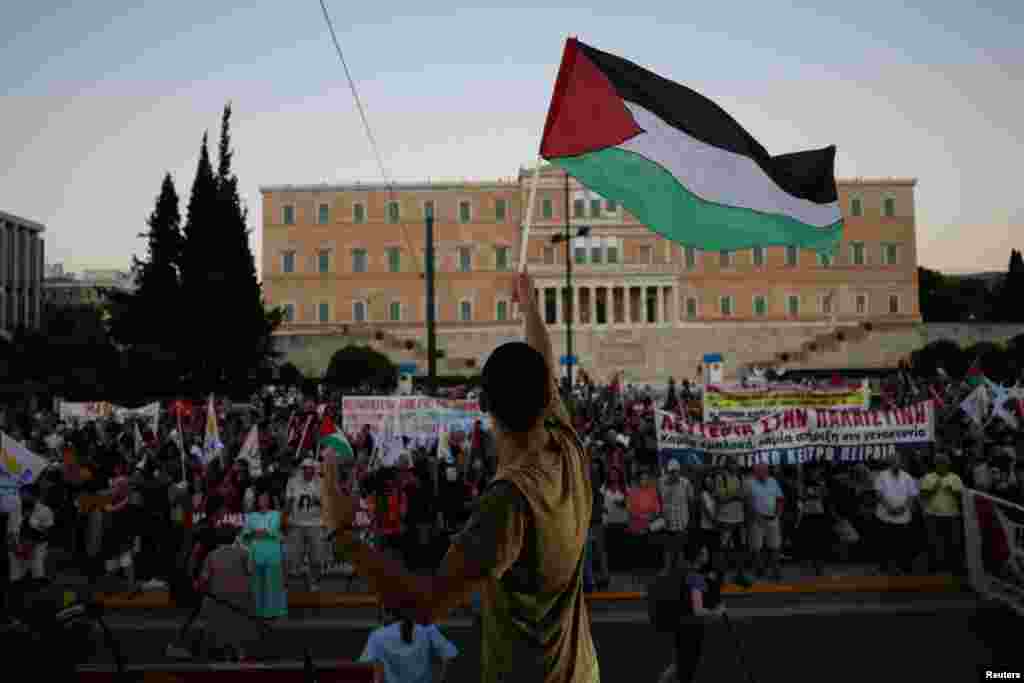 Propalestinski demonstrant maše palestinskom zastavom ispred grčkog parlamenta tokom demonstracija podrške Palestincima u Gazi, Atina, Grčka, 24. avgusta 2025.