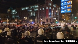 Policijski kordon ispred grupe desničara u centru grada kod Vlade Srbije
